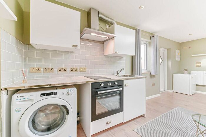 Studio To Rent In Tamworth Lane, Mitcham, CR4
