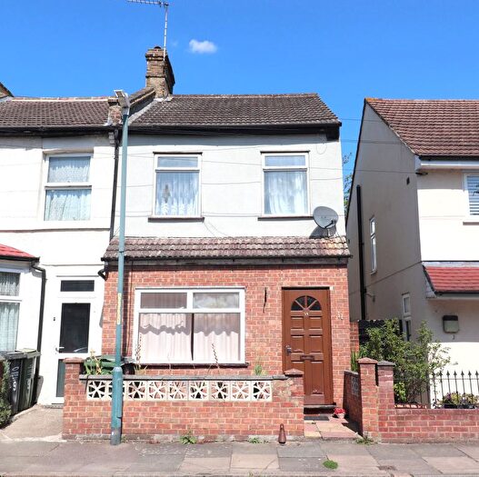 3 Bedroom End Of Terrace House To Rent In Norman Road, Dartford, DA1