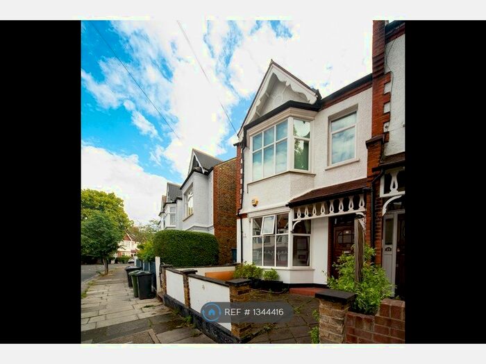 3 Bedroom Flat To Rent In Fernwood Avenue, London, SW16