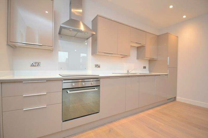 2 Bedroom Flat To Rent In White Lion Close, East Grinstead, RH19