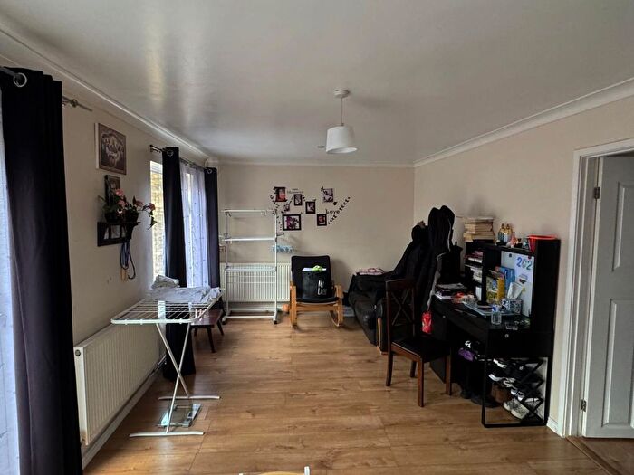 3 Bedroom End Of Terrace House For Sale In Earls Close, Bletchley, Milton Keynes, MK2 - Photo 3