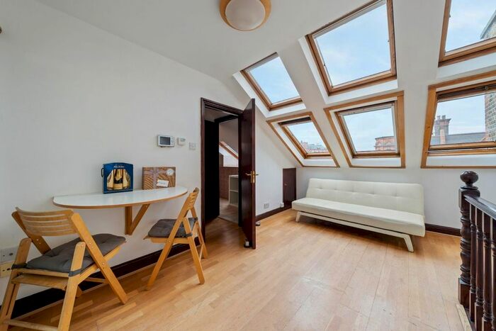 1 Bedroom Flat To Rent In Upper Street, London, N1