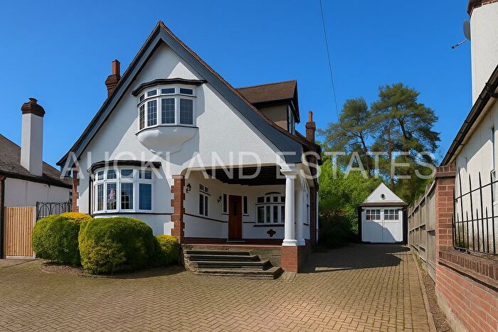 4 Bedroom Detached House For Sale In Elmroyd Avenue, Potters Bar, EN6