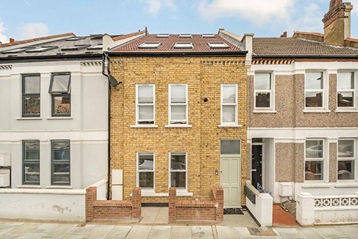 3 Bedroom Flat For Sale In Hoyle Road, Tooting, SW17