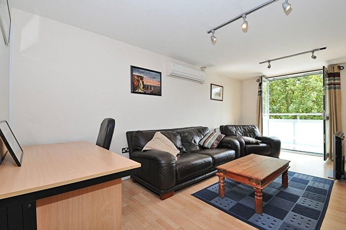 2 Bedroom Flat To Rent In Battersea Park Road, London, SW11