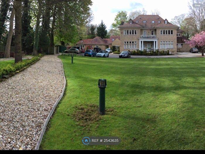 2 Bedroom Flat To Rent In Elmwood Court, Leeds, LS8