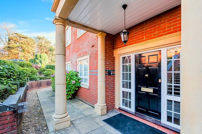 3 Bedroom Flat To Rent In Tudor Lodge, Tadworth, Surrey, KT20