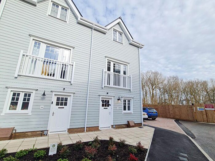 4 Bedroom Semi-Detached House For Sale In Maine Street, Reading, Berkshire, RG2