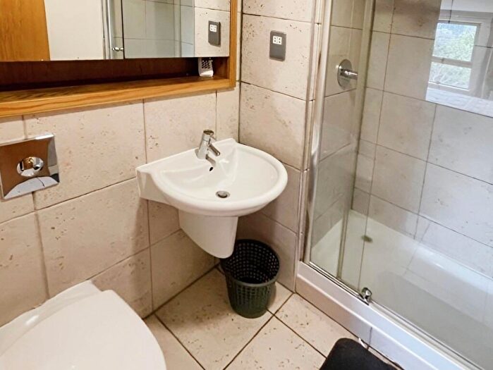 2 Bedroom Flat To Rent In Armouries Way, Leeds, West Yorkshire, Uk, LS10