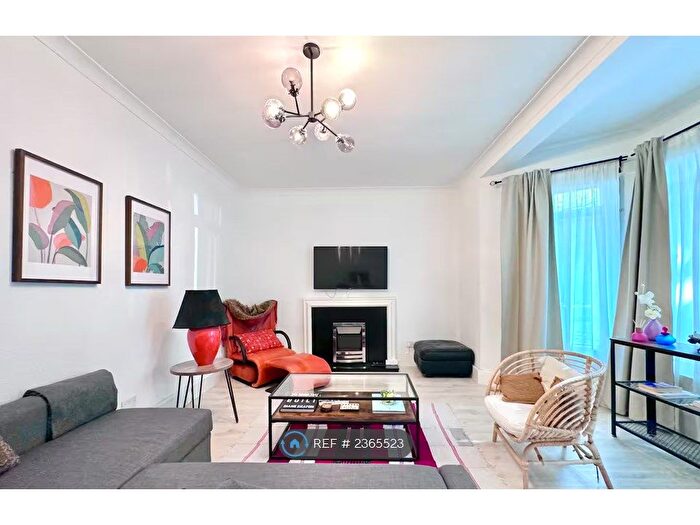 1 Bedroom Flat To Rent In Fraser House, London, SW5