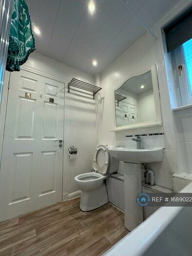 3 Bedroom Flat To Rent In Croftpark Avenue, Glasgow, G44