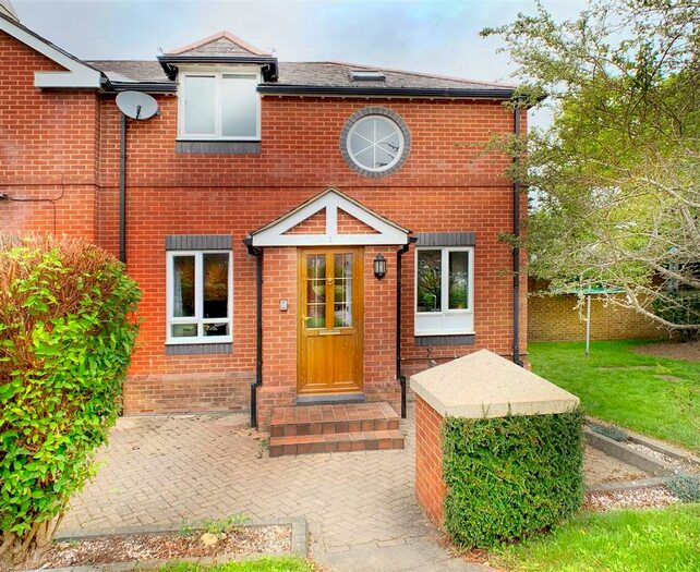 2 Bedroom Property To Rent In Peel Court, Farnborough, GU14