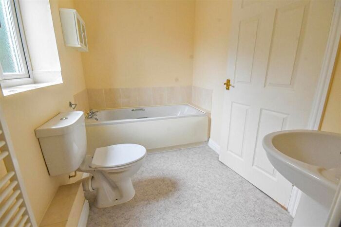 1 Bedroom Flat To Rent In High Street, Cam, GL11