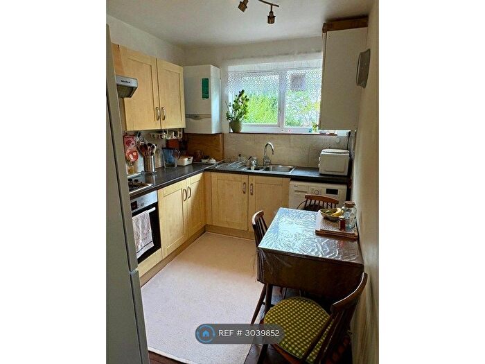 2 Bedroom Flat To Rent In Southmead Road, London, SW19