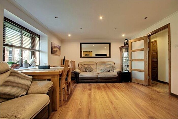 2 Bedroom Flat To Rent In Hawarden Hill, London, NW2