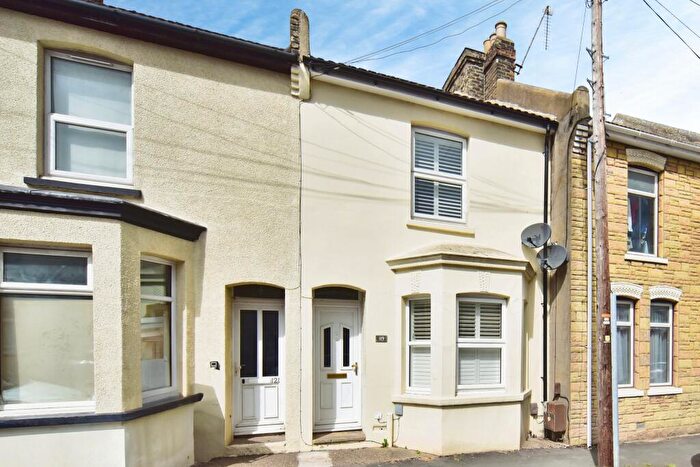3 Bedroom Terraced House For Sale In Shakespeare Road, Gillingham, ME7