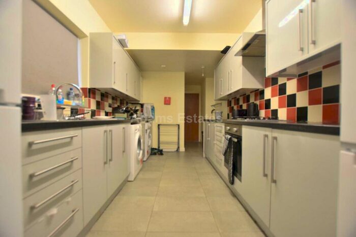 5 Bedroom Terraced House To Rent In Radstock Road, Reading, RG1