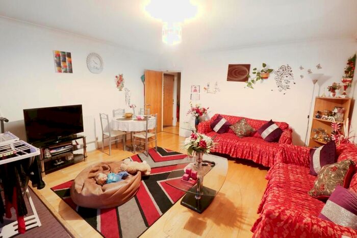 2 Bedroom Flat To Rent In Lion Court, The Highway, Wapping, London, E1W