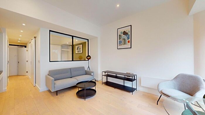 1 Bedroom Flat To Rent In Great West Road, Brentford, TW8