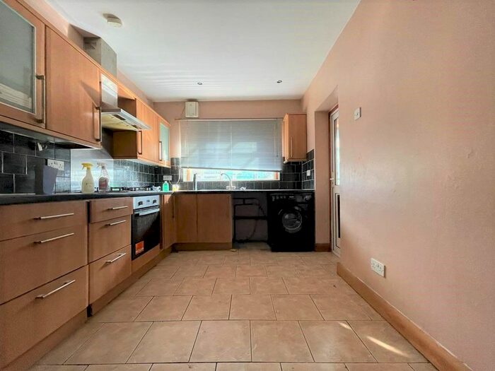 4 Bedroom Property To Rent In Brantwood Gardens, Ilford, IG4