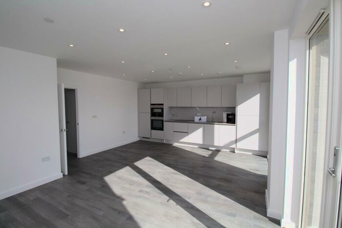 2 Bedroom Apartment To Rent In Park Street, Maidenhead, Berkshire, SL6