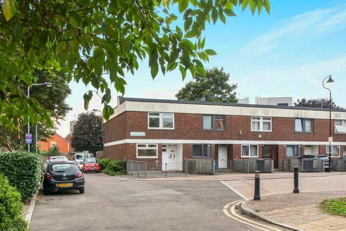 4 Bedroom House To Rent In Monteagle Way, Clapton, E5