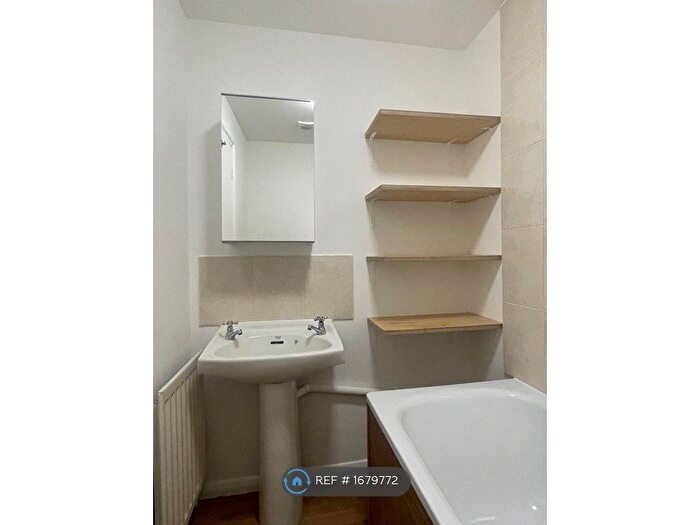 2 Bedroom Flat To Rent In Davisville Road, London, W12