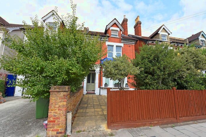 2 Bedroom Flat To Rent In Gleneldon Road, London, SW16