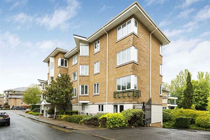 2 Bedroom Flat To Rent In Strand Drive, Richmond, TW9