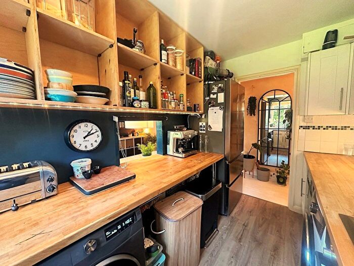 2 Bedroom Flat For Sale In Furze Hil, Hove, BN3