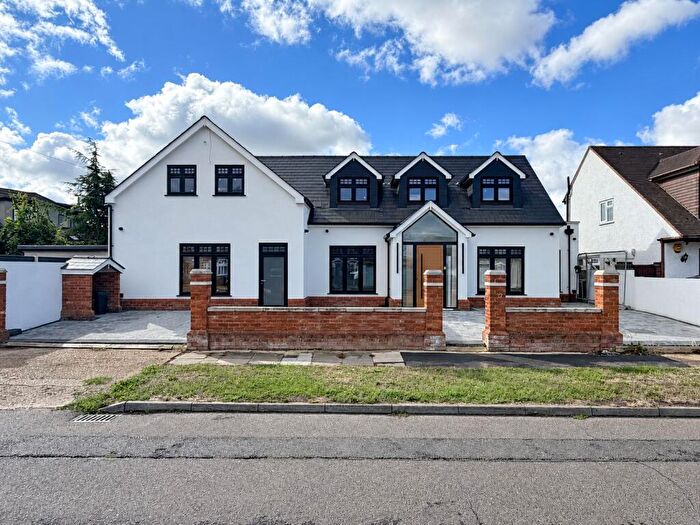 4 Bedroom Detached House For Sale In Kings Gardens, Upminster, RM14