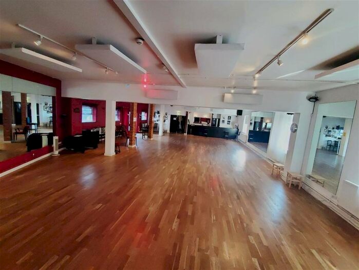 Flat To Rent In Pitlake, Croydon, CR0