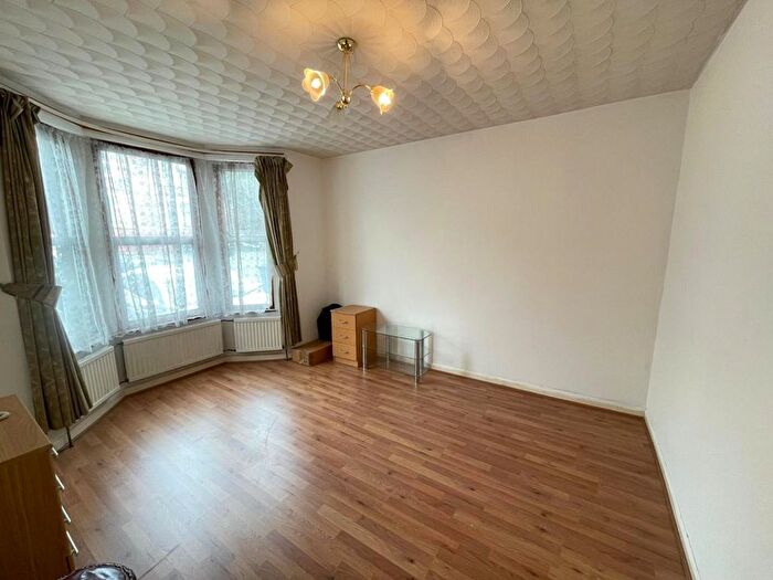 6 Bedroom Semi-Detached House To Rent In Priory Avenue, High Wycombe, HP13