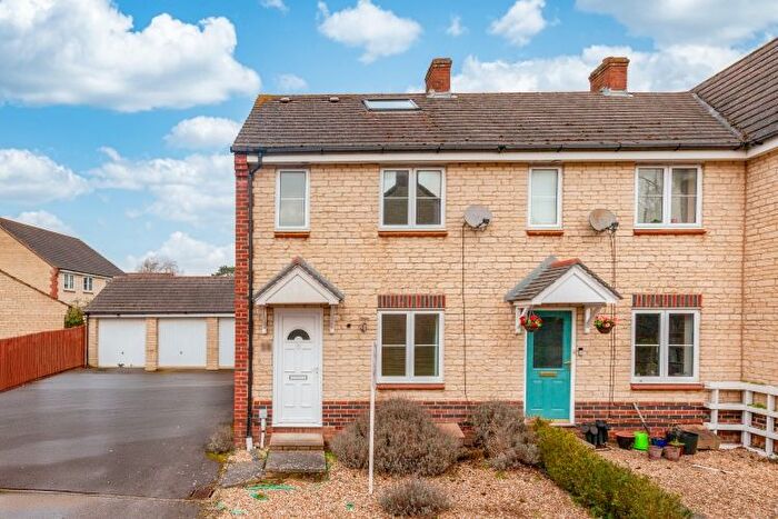 3 Bedroom End Of Terrace House To Rent In Goldfinch Close, Bicester, OX26