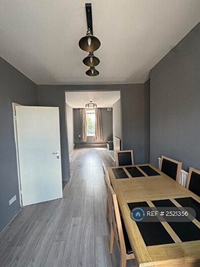 2 Bedroom Flat To Rent In High Road, London, N20