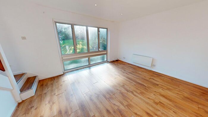 3 Bedroom Maisonette To Rent In Leyburn Gardens, Croydon, CR0
