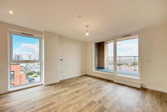 2 Bedroom Flat To Rent In Chailey Place, Hayes, UB3