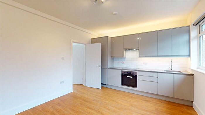 3 Bedroom Flat To Rent In Queens Parade, North Ealing, London, W5