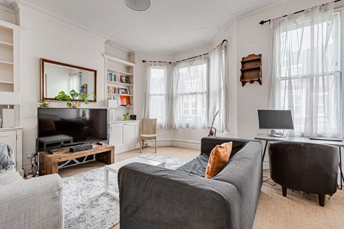 2 Bedroom Flat To Rent In Elspeth Road, Clapham Common, SW11