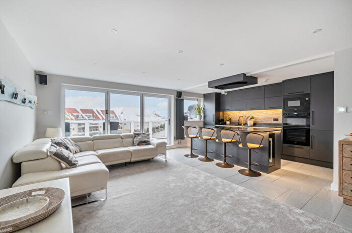 3 Bedroom Apartment For Sale In Lake Avenue, Poole, Dorset, BH15