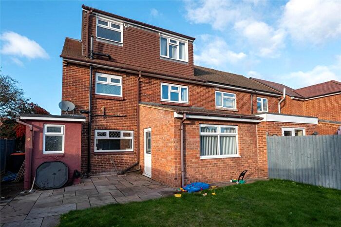 3 Bedroom Semi-Detached House For Sale In Worthington Road, Dunstable, Bedfordshire, LU6