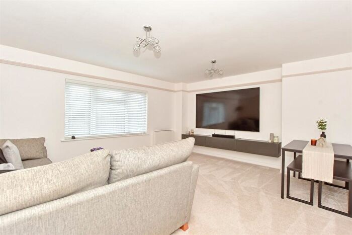 2 Bedroom Flat For Sale In London Road, Horndean, Waterlooville, Hampshire, PO8