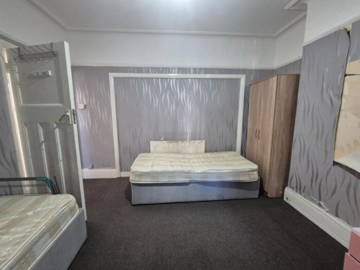 1 Bedroom Flat To Rent In Doveridge Gardens - Flat A, London, N13