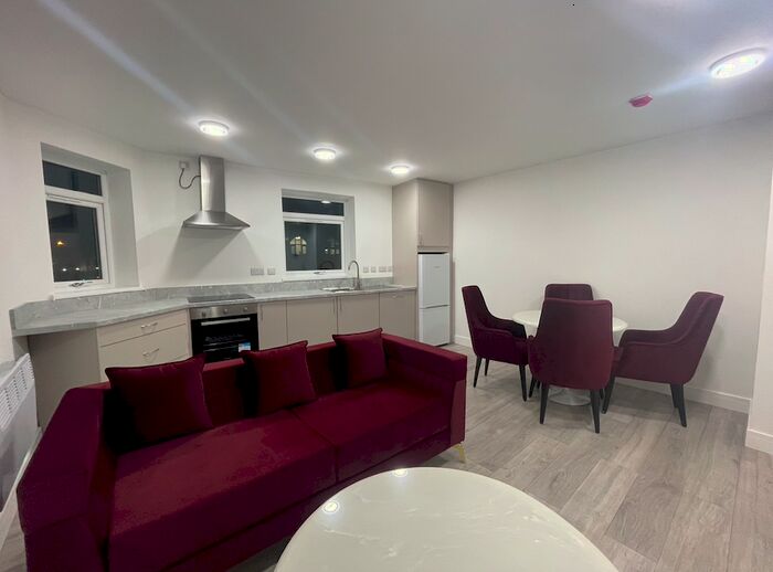 2 Bedroom Flat To Rent In Windmill Lane, Smethwick, West Midlands, B66