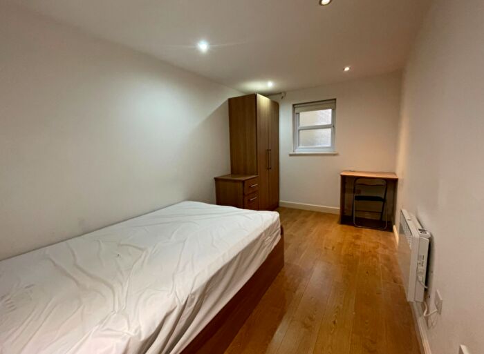 4 Bedroom Flat To Rent In Hyde Terrace, Leeds, West Yorkshire, LS2