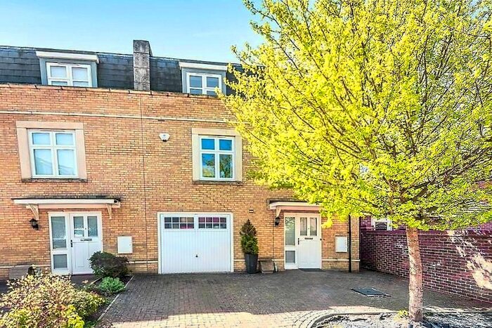 4 Bedroom Town House To Rent In Summer Gardens, Ickenham UB10