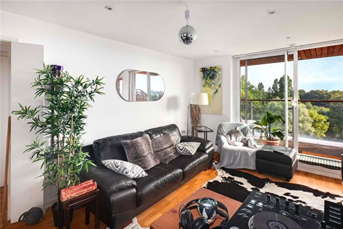 2 Bedroom Flat To Rent In Palmers Road, Bethnal Green, London, E2