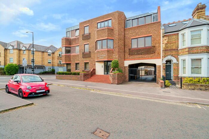 2 Bedroom Apartment For Sale In St. Leonards Road, Windsor, SL4