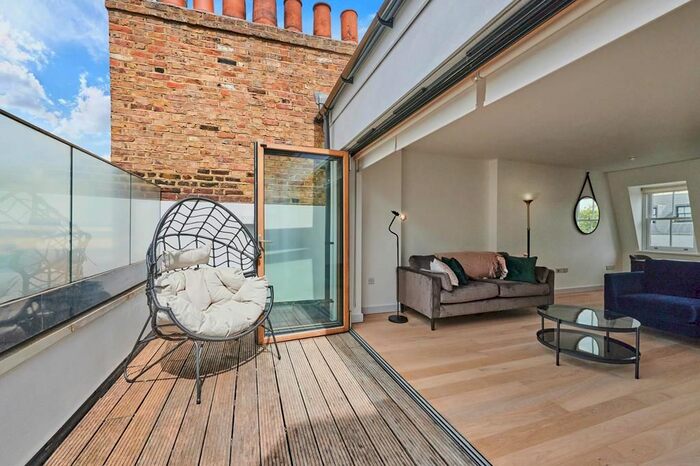 3 Bedroom Flat To Rent In Charlotte Street, Fitzrovia, W1T