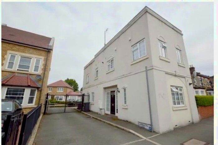 1 Bedroom Flat To Rent In Cameron Close, Bounds Green, London, N22